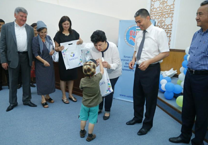 Активисты УзЛиДеП передали лекарственные средства наманганским детям-диабетикам (фото)
