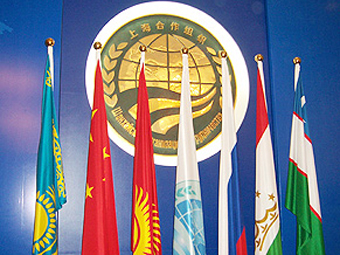 Флаг и эмблема ШОС и флаги стран-участниц. Фото с сайта china.com.cn