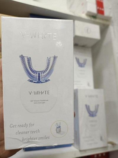 V white