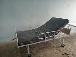 Медицинская кровать с регулируемыми бортами на колесах